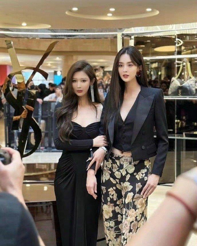 古力娜扎身形高挑，并非如想象中那般瘦弱如纸片，独特气质与身材比例，尽显别样魅力