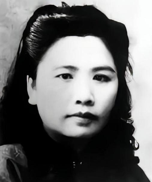 1938年，27岁国军将领陈尔晋，怀疑妻子出轨，跟踪时，见妻子上楼时，谁知，妻子