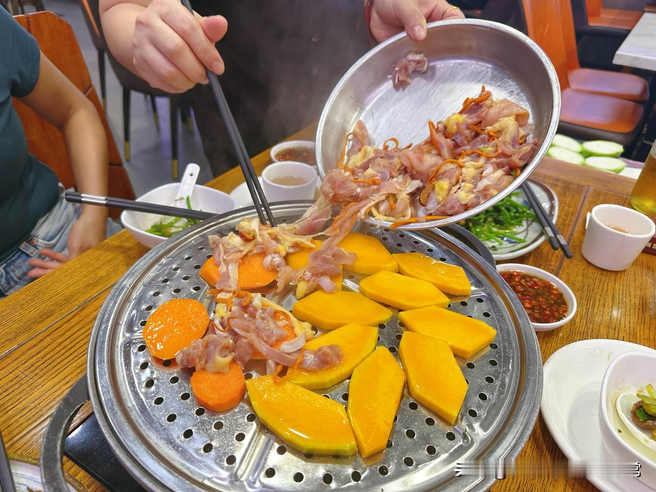 昨天去深圳会两友，在水围村吃了一家很美味的顺德菜，第一次吃桑拿🐔，直接惊艳到我
