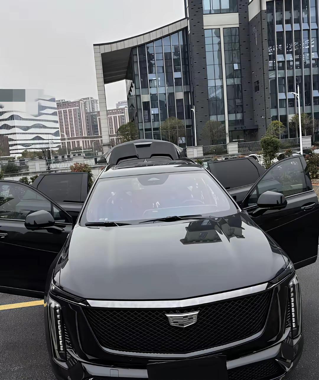 凯迪拉克XT5这车，卖不过奥迪Q5，我琢磨了很久。按说账面上看，XT5一点儿