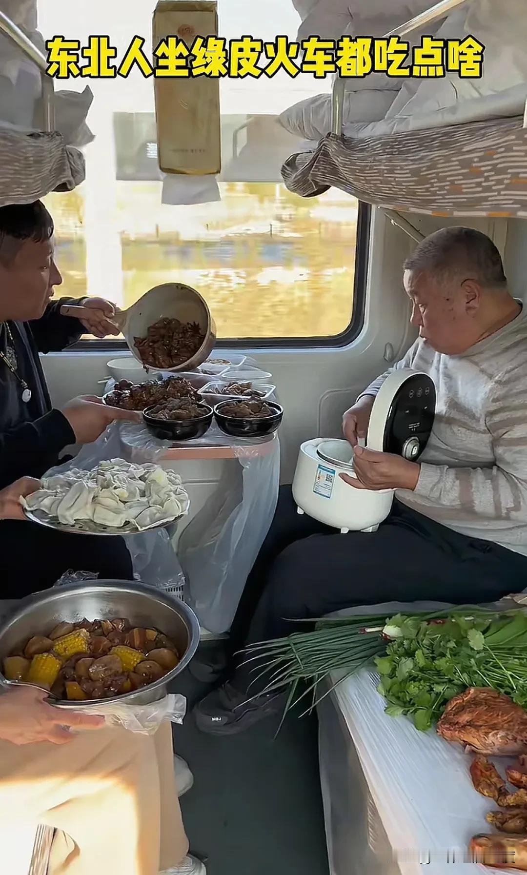 你再是网红，再有流量，也不能在公共空间内这样大吃大喝吧！要知道这是火车车厢，不