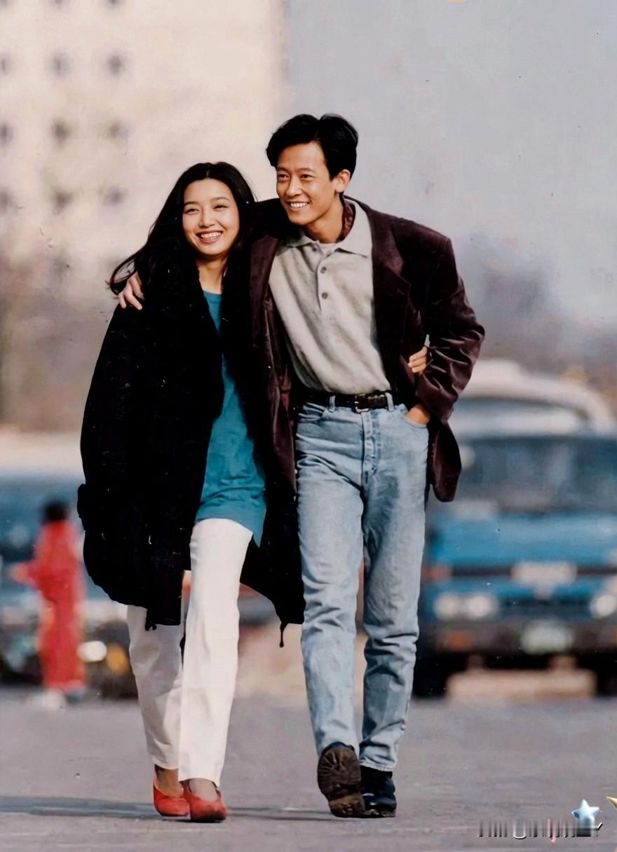一九九三年，洒脱帅气的王志文和美丽大方的江珊在北京大街上留下的一张合影，彼时王志