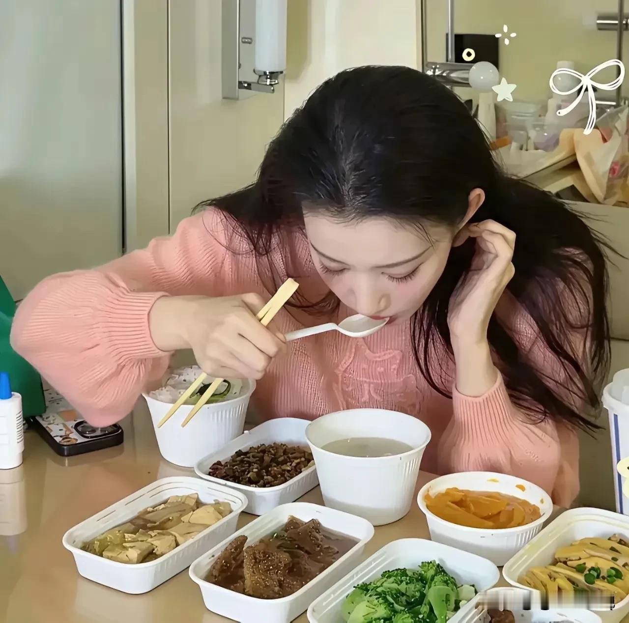 王楚然这饭量炫得……我竟然哑口无言！[捂脸哭][捂脸哭][捂脸哭]