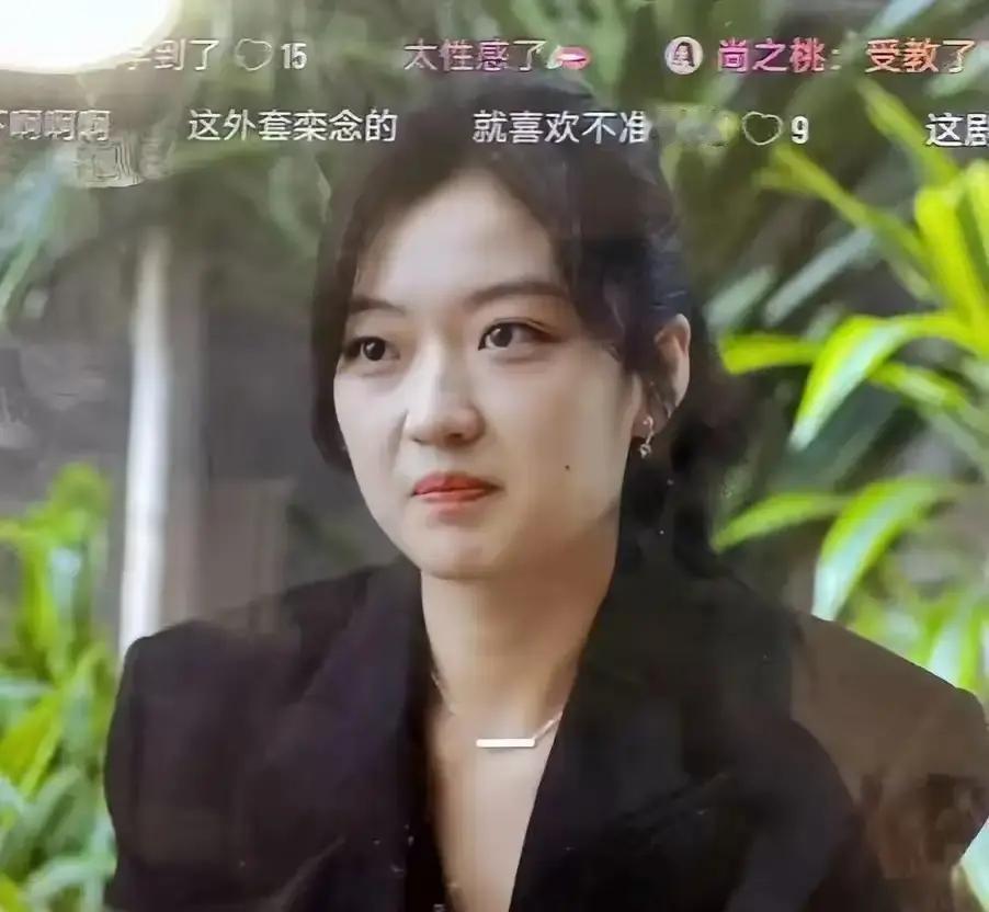孙千有一个很明显的缺点。我估计她都没意识到，不过导演应该发现了，那就是她不适合绑头发。她的五官和脸型