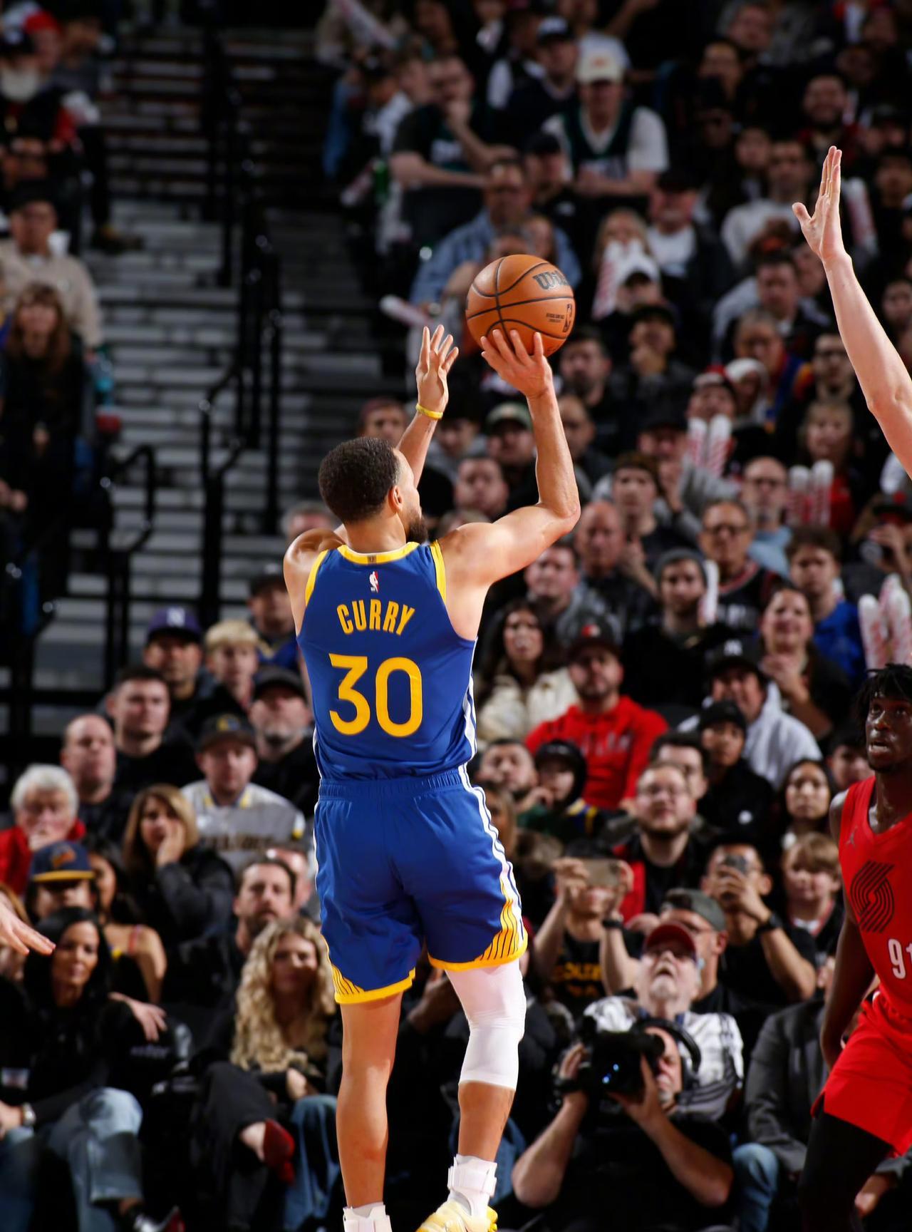 库里为了“刷分”几乎已经到了疯狂的地步，出手次数太多了……！三分球勇士全队47