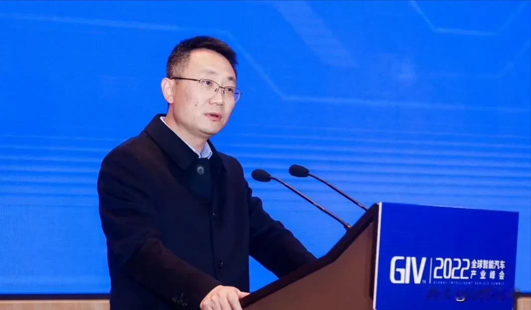 消失俩月的何逢阳总算有信儿了——不是调任，是落马。通报里那个“原副市长”三个字最