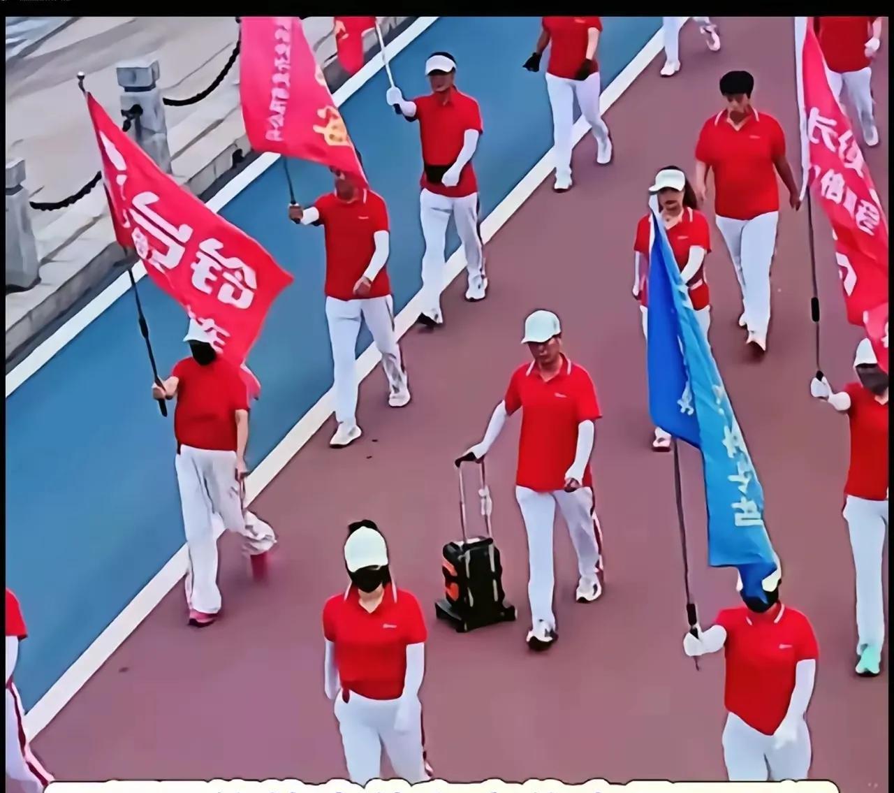 万万没想到！暴走团拦停消防车的背后还有家车企这个把网友们气坏的，都跑去某铃