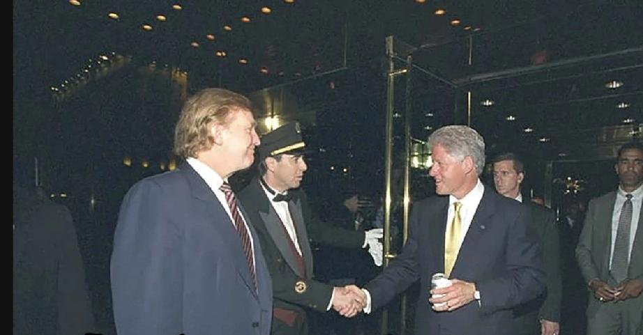 克林顿先给门卫握手，把特朗普晾在一边。特朗普问克林顿：我的手有什么问题吗？克