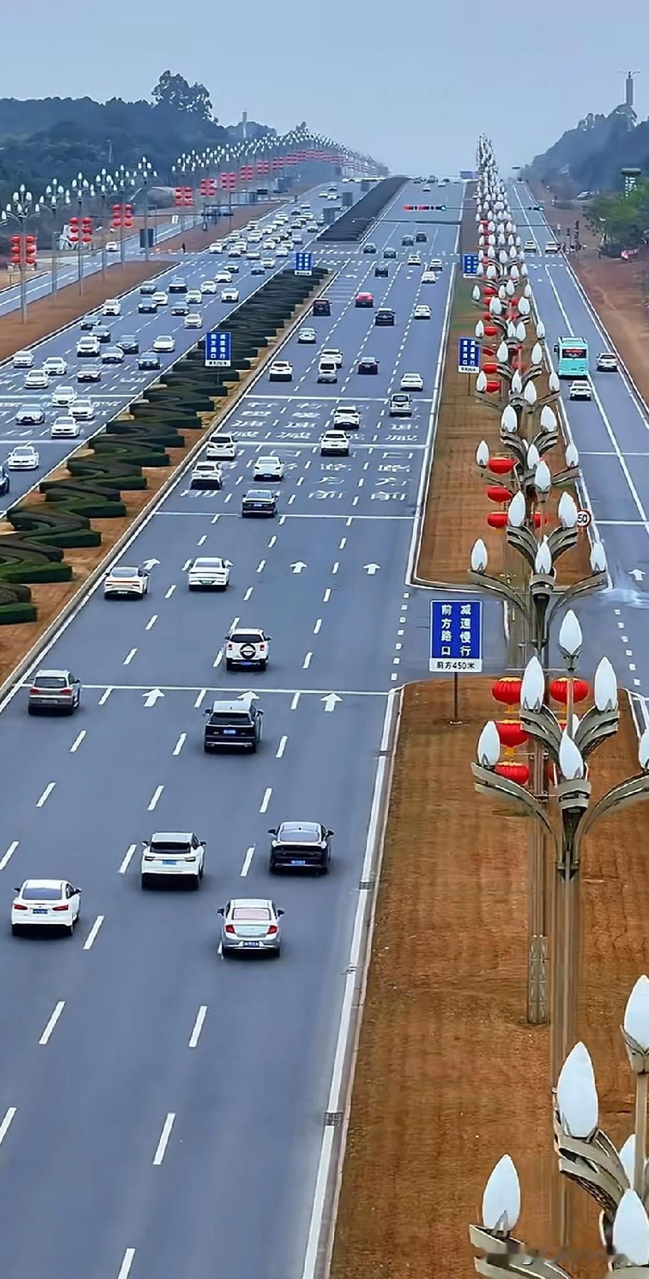 都说这是成都天府大道，看着不像看着又似乎就是！为什么说不像，因为成都的城市一马平