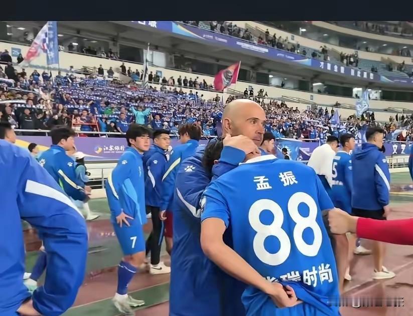 南京队在首届“苏超”半决赛点球大战中8:9不敌泰州队，无缘决赛，孟振堪称最倒霉球