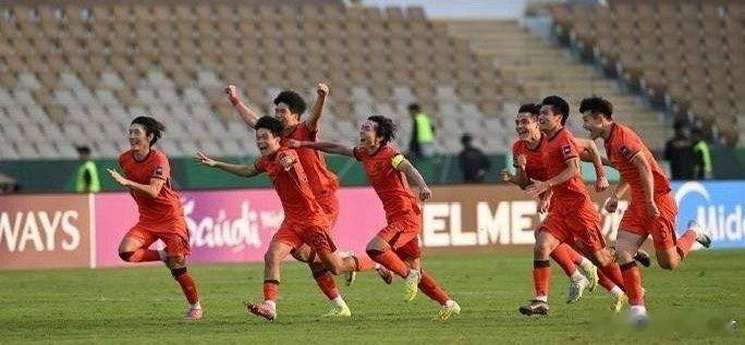 针对部分球迷看不上安东尼奥的观点，我在这里说说个人看法。第一，03/04级国足水