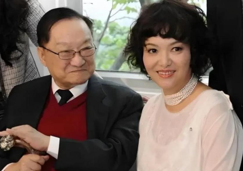 1976年，52岁的金庸出轨16岁林乐怡，他和妻子离婚，妻子说：“离婚可以，但是