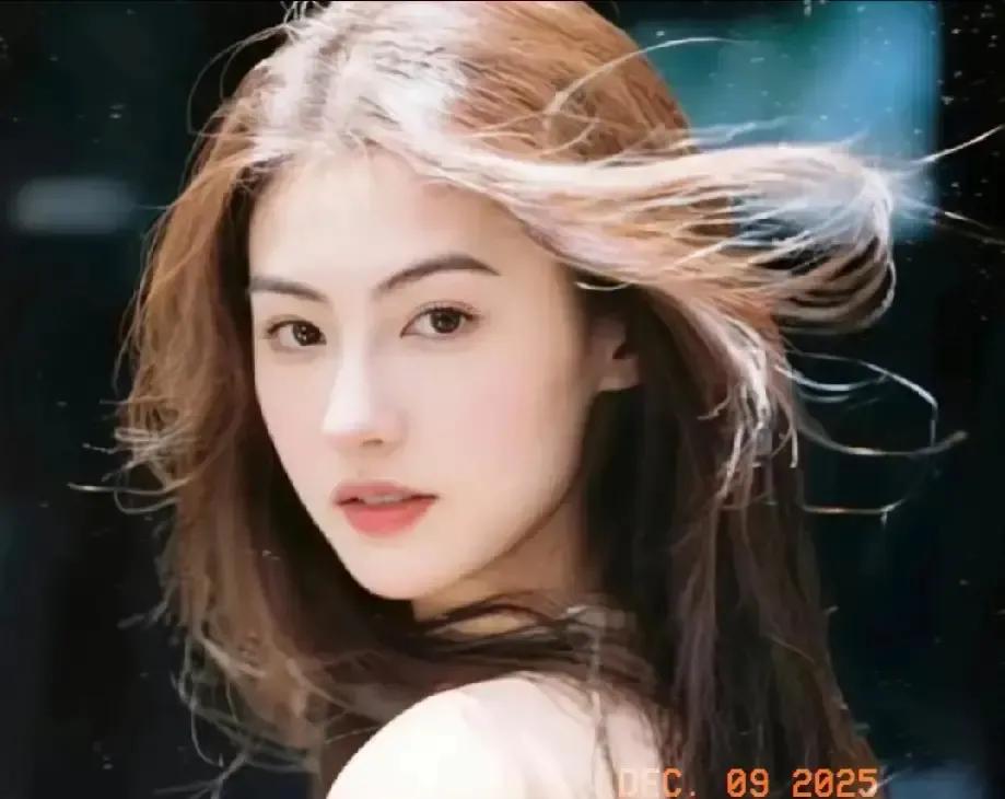 张柏芝突然抱出第三胎，全网都在猜孩子爹是谁，她却一句没回应。港媒后来扒出，她早