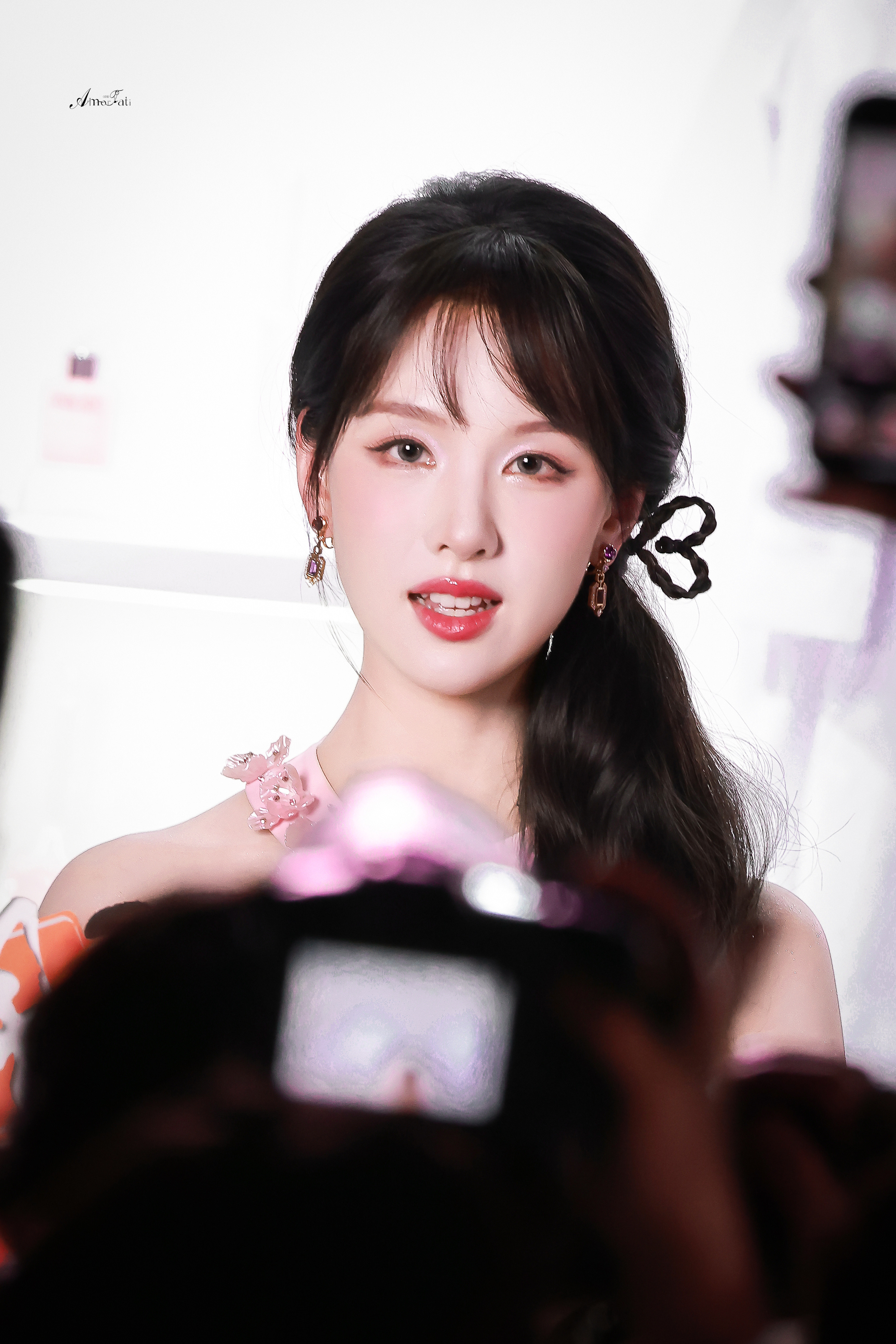 陈都灵紫调光晕里揉进了蜜桃软糖的甜，挂脖裙边的粉樱缀着颈侧，甜糯的唇色撞着淡粉