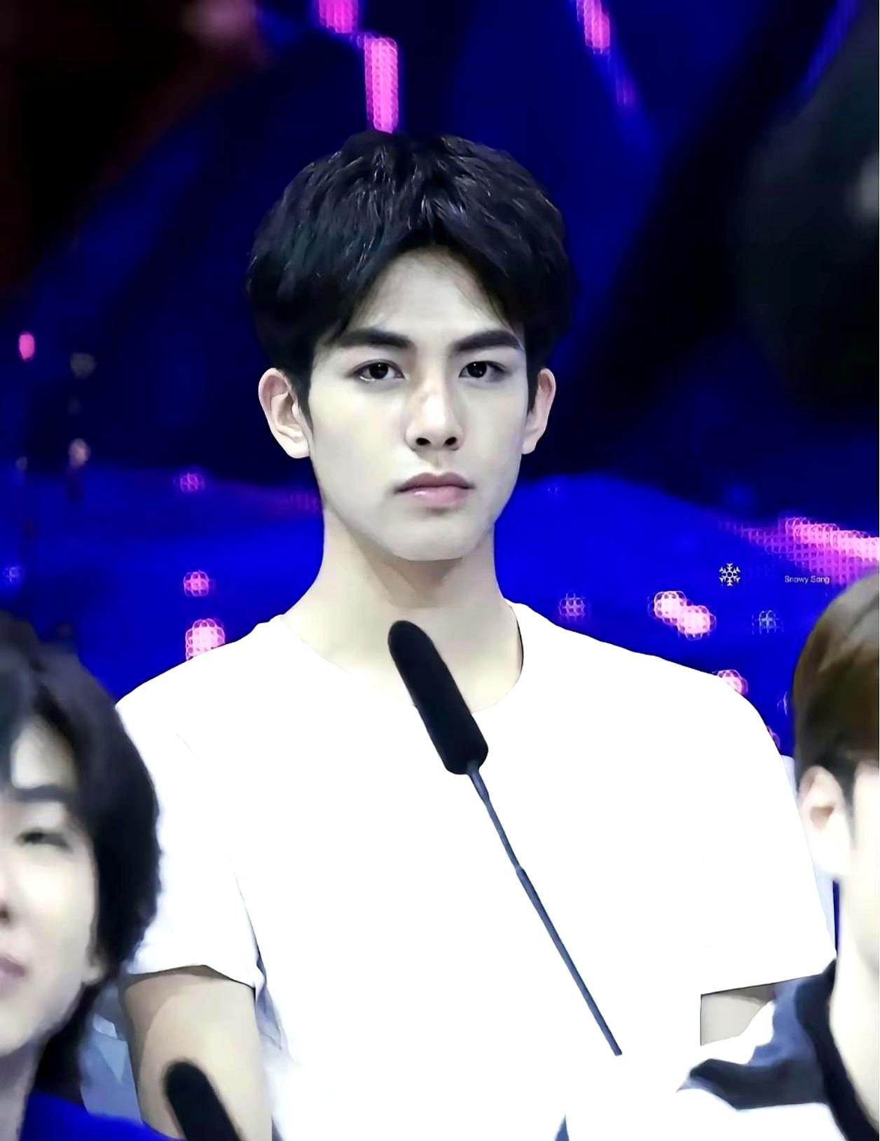 16岁演25岁像偷穿大人西装，全网笑他花期短。九年过去，宋威龙把鼻梁旧伤熬