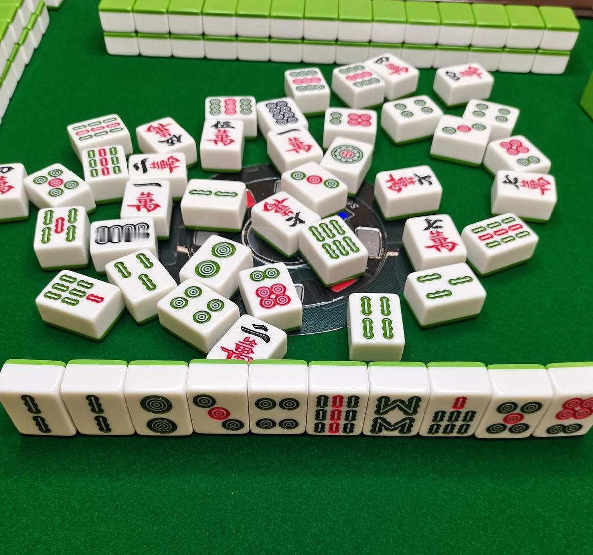 庄家第一条别碰，不是怕输，是怕暴露底牌。前三张你见对就碰，不是贪，是抢口气——