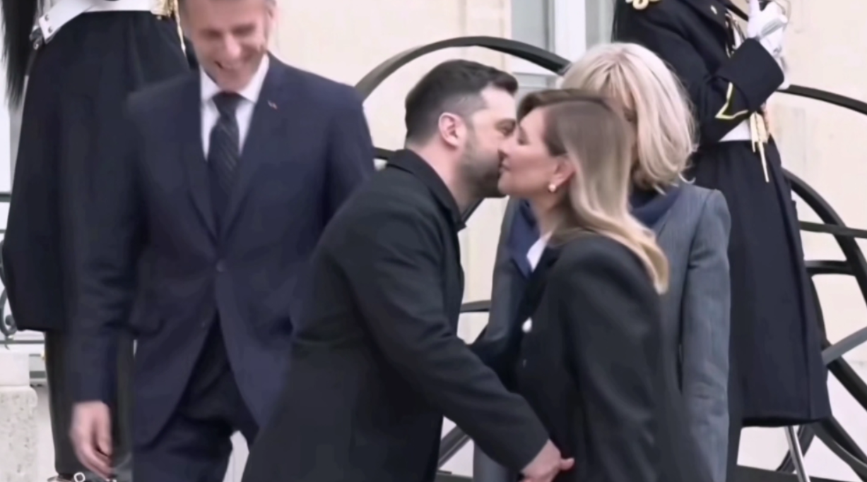 泽连斯基在法国见妻子，先是握手然后行贴面礼，这打招呼方式也太官方化了吧！12月1