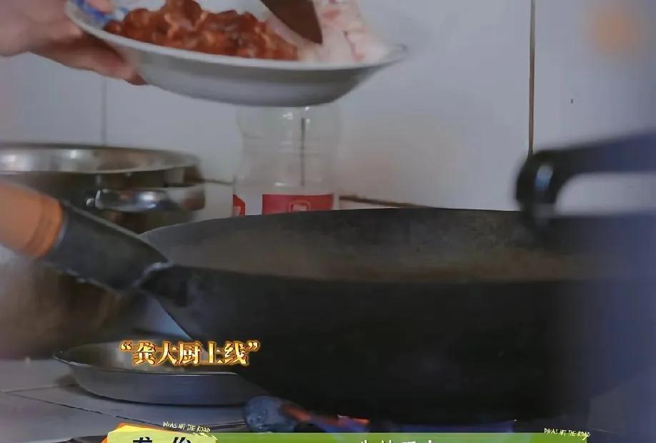 龚俊这颠勺也太帅了吧！会颠锅的男人果然自带光环，更别说他颠得又稳又利落，看得人直
