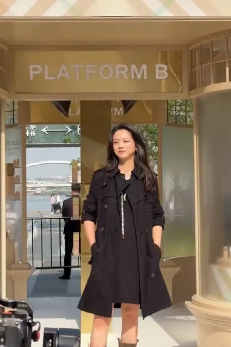 47岁汤唯疑似怀二胎！现身活动孕肚明显