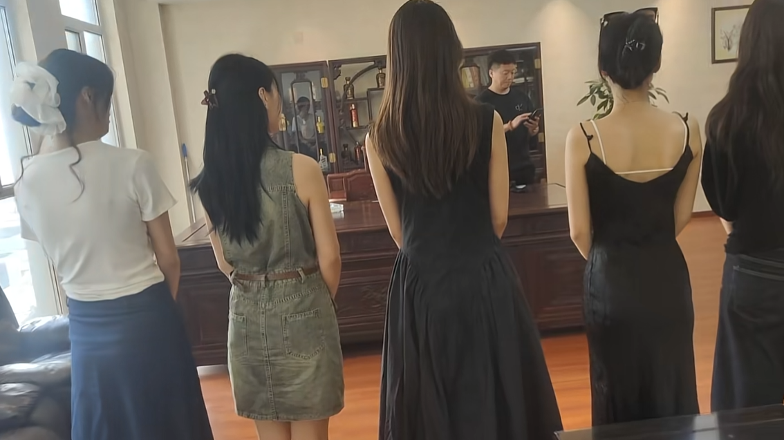 老板面试助理没想到来了这么多人！！！