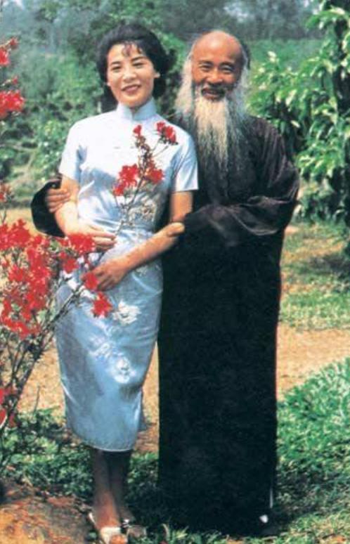 黄凝素15岁嫁国画大家张大千，相伴25年诞下8个子女，年至40她毅然决然选择离异