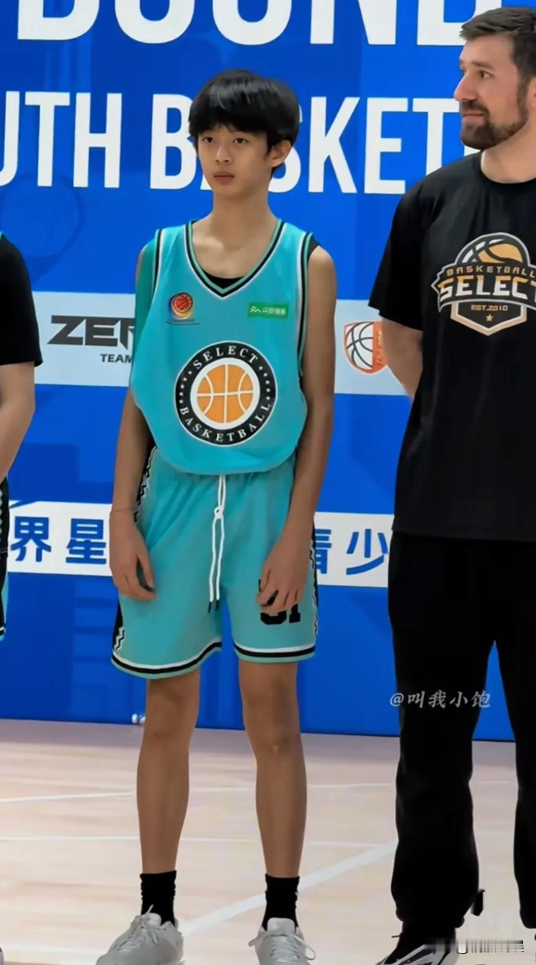 孙俪和邓超的儿子等等获奖了哈！，他所参加的篮球队，在比赛中获奖了，代表团队拿奖