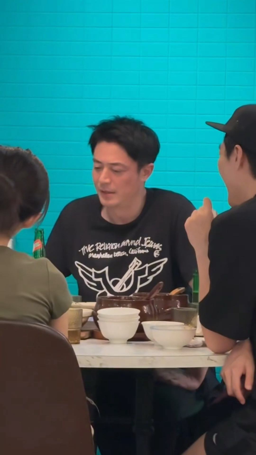 林心如怎么受得了霍建华这条牛仔裤从被拍到的路人偶遇照来看，霍建华私下就是主打随意