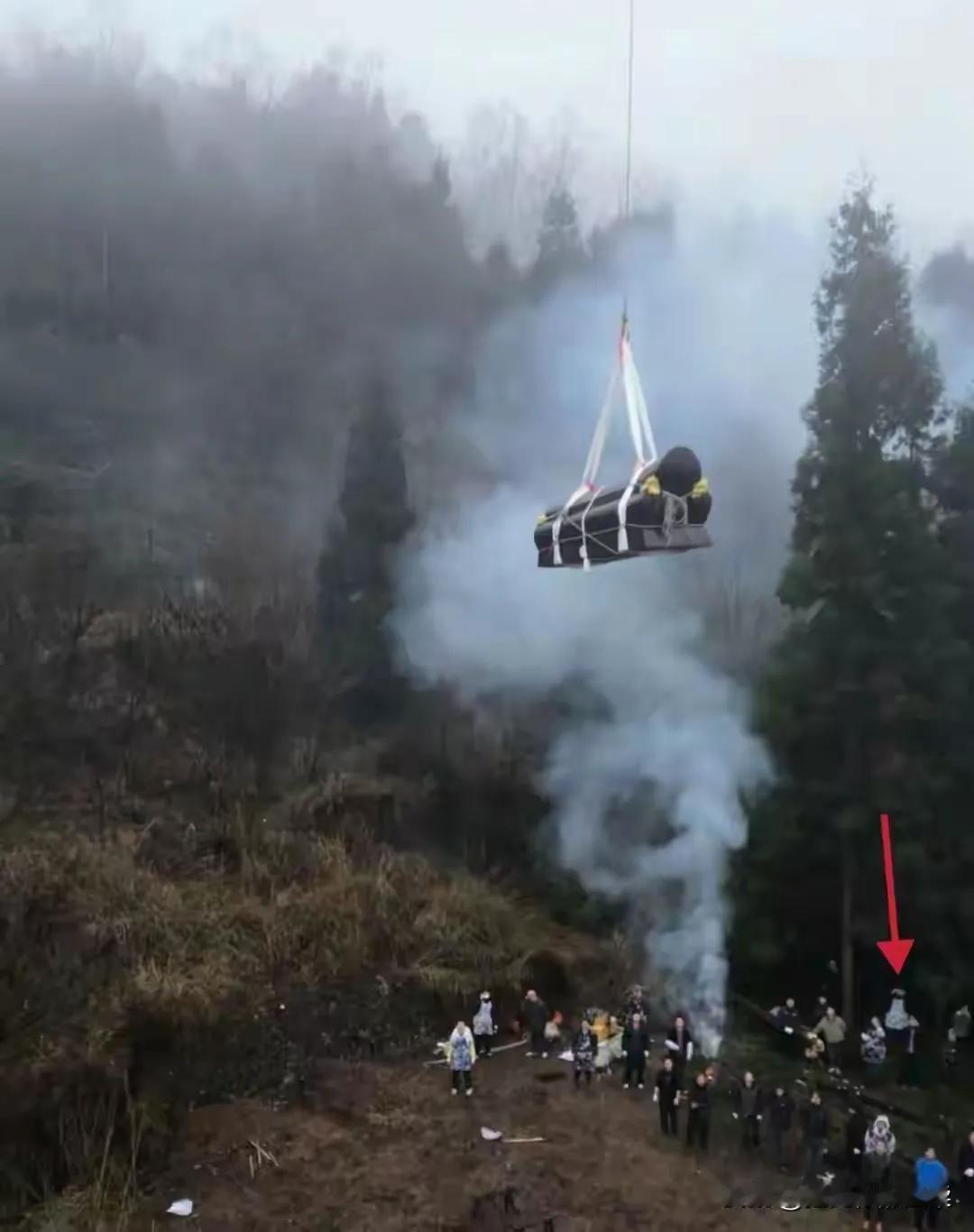 贵州黔西南农村，一家人老人离世，用无人机吊到山上去安葬。原来是由于当地的连续下