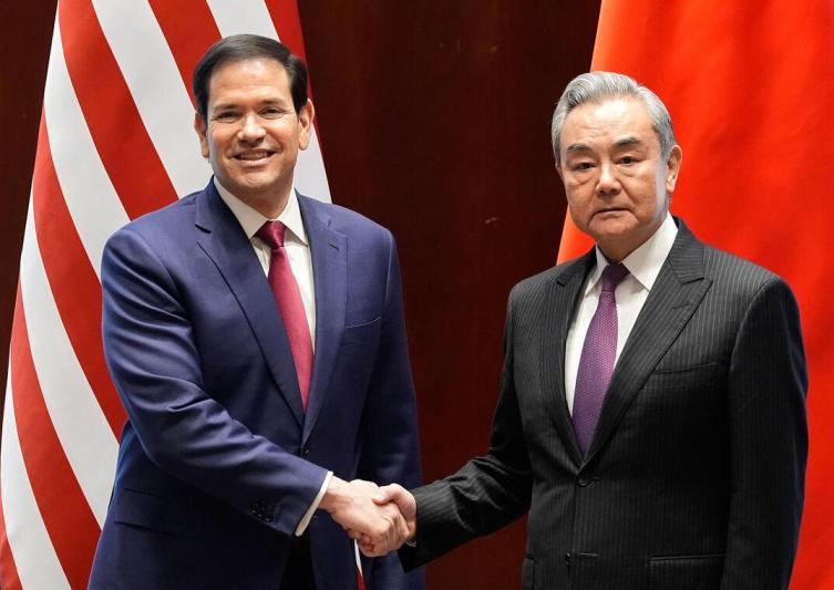 特朗普访华前，美国主动找中国外长谈谈，现场气氛严肃紧张。2月12日，美国国务