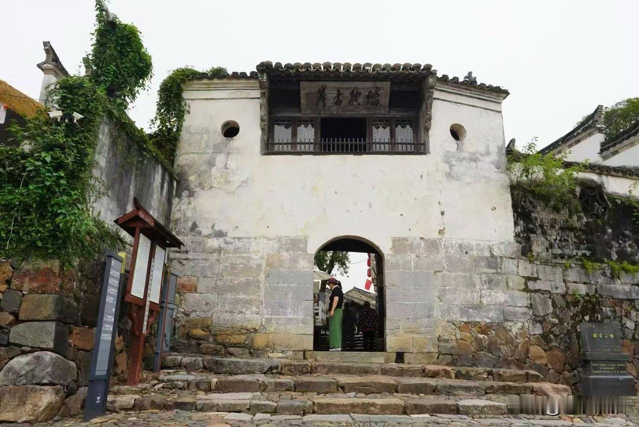 为一首诗，赴一座潭“桃花潭水深千尺，不及汪伦送我情。”小时候背得滚瓜烂熟的诗，