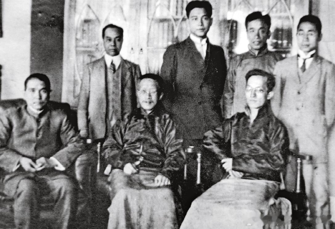 1919年孙中山在上海与章太炎等人合影。前排左起孙中山、章太炎、胡汉民，后排左起