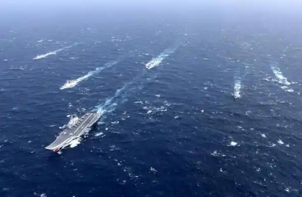 无视美军封锁禁令，4艘中资油轮准备驶出，原来054A护卫舰来撑腰了！美军前脚