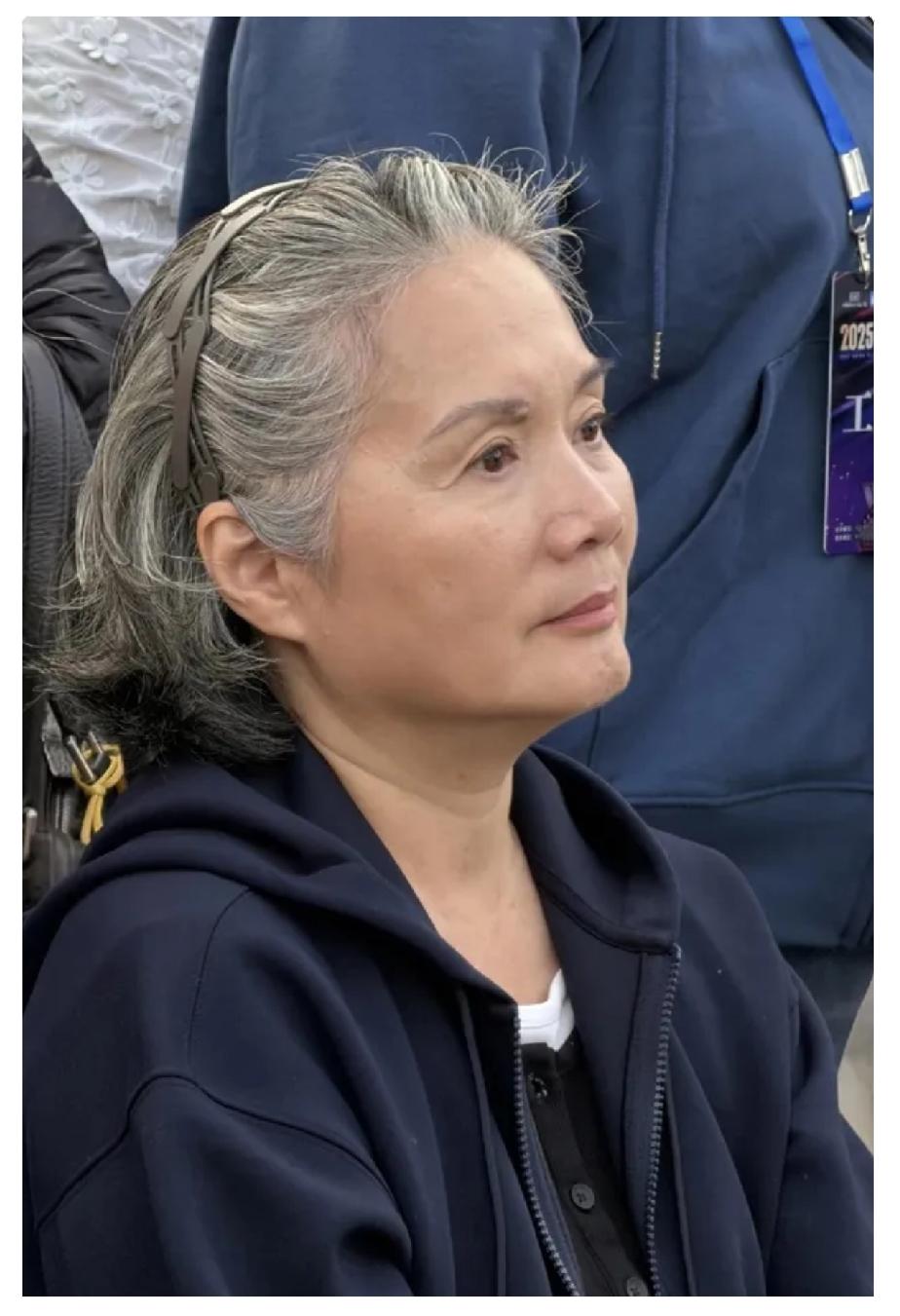 67岁吴冕，名下三处豪宅，一辆劳斯莱斯，却穿百元外套买菜。2025年2月，