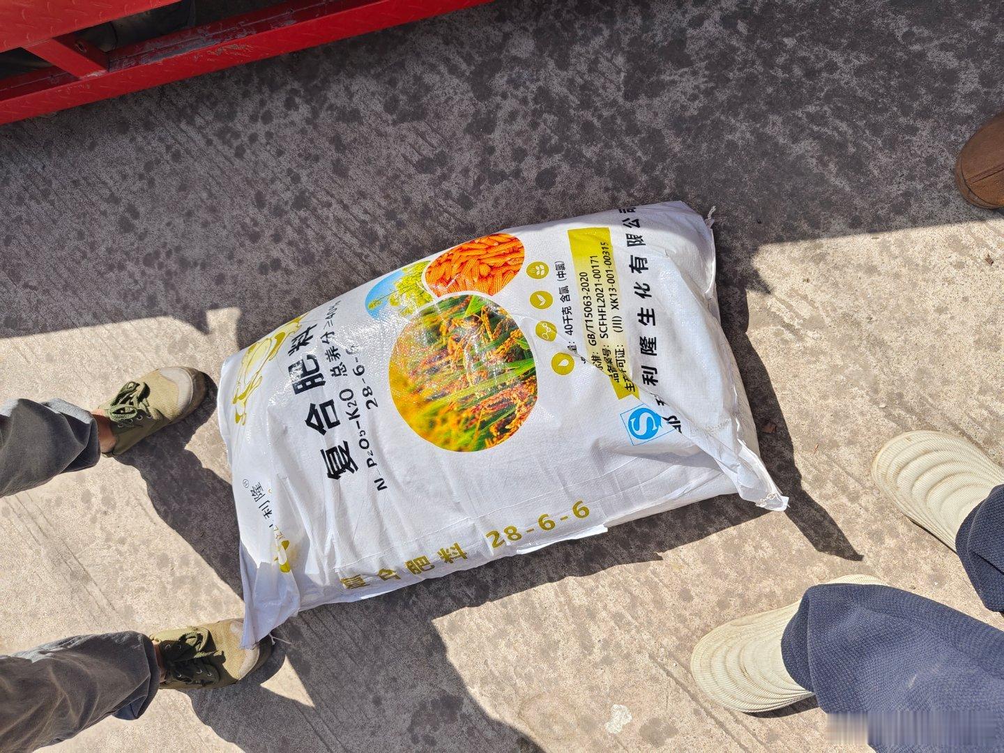 才正月初八，还没过大年，艳阳烘托开工气氛，农民开始买种子备化肥，一年的耕种计划，