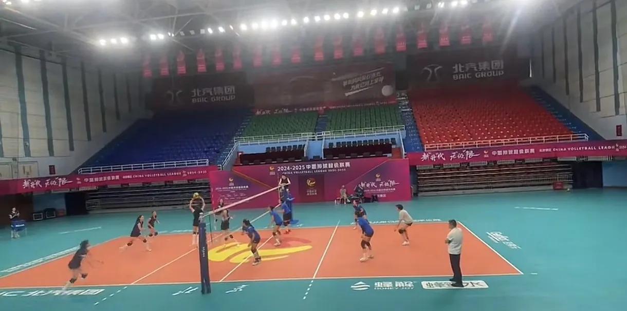 国少女排与金烨领衔的北京女排近日打了内部交流对抗赛，国少队主力二传由江苏队15岁