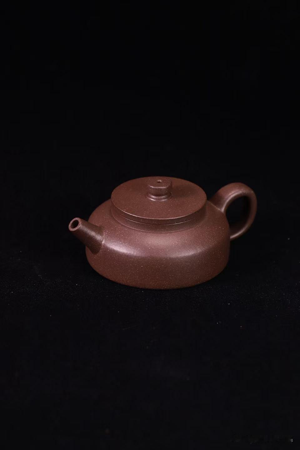 紫砂壶的“值”，不只在价签上喝茶的人，手里迟早会碰到一把紫砂壶。有人拿它当工具