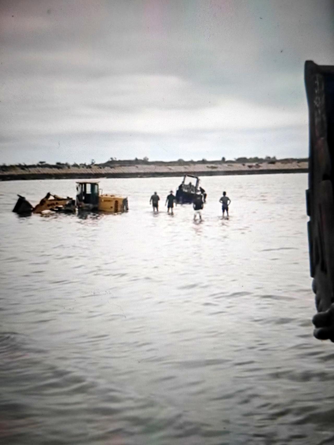 下午在即墨区温泉大坝，海滩像一只看不见的手，死死拽住两台装载机。为救一辆SUV