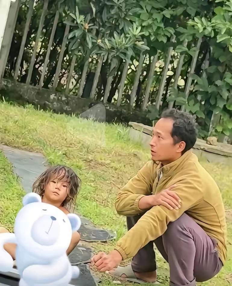 小男孩的父亲看上去文质彬彬的，一副老实巴交的样子。这个就是爬行男孩的父亲李枝虎。