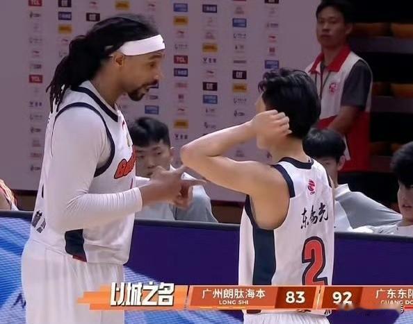 球队大脑！萨林杰谈徐杰：“徐杰一如既往的出色。”“他是球队的大脑。”