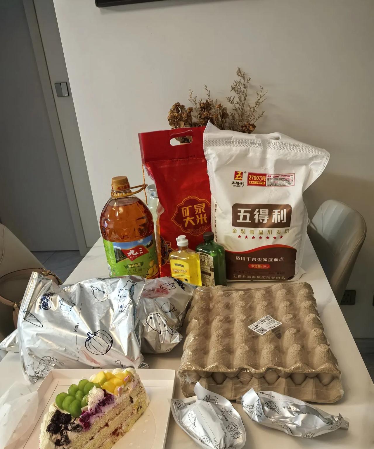 看看我大姑姐给我预备的。今天回到家，进屋就看见桌子上摆的琳琅满目。米、面、油、鸡