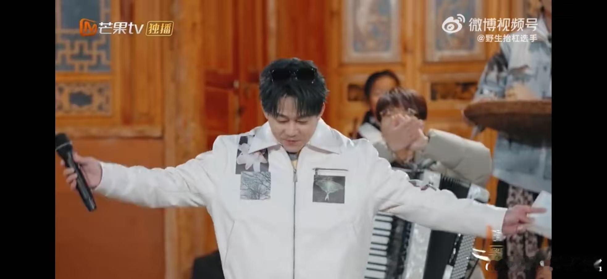 苏醒和兄弟的合影只认出了苏醒快乐老友记醒猫猫的营业能力太能打，和兄弟的神兽合照