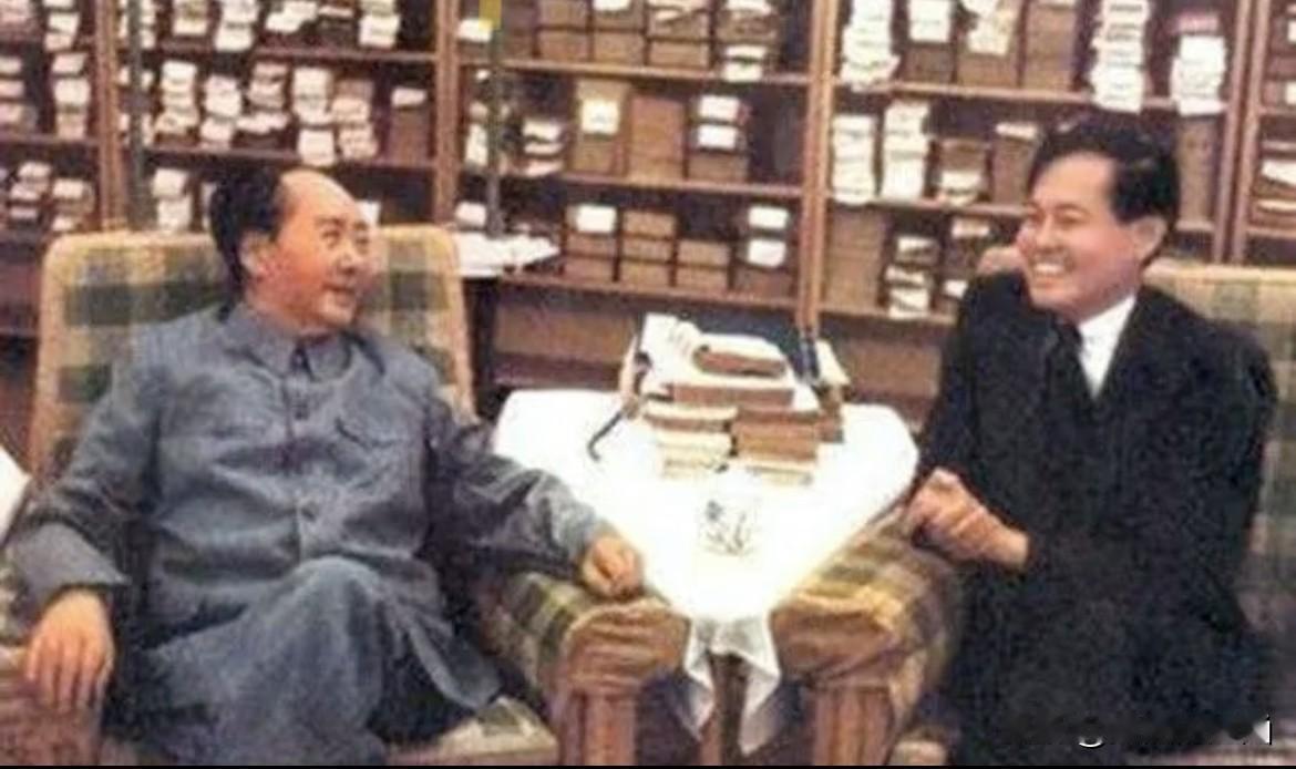 杨振宁特意专程去往韶山，缅怀致敬伟人。现场有人忍不住提问：伟人算不算真正的科