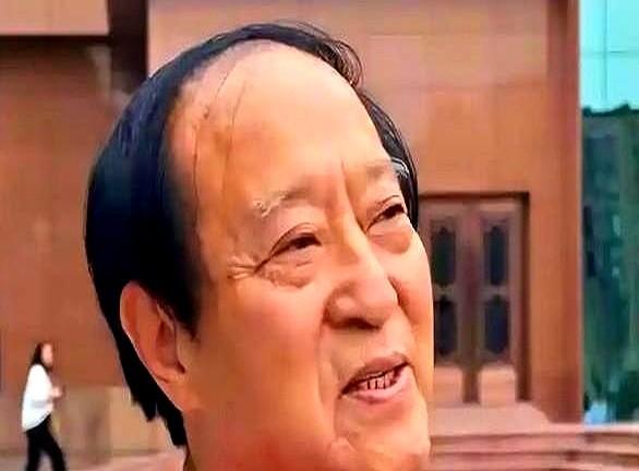 相声演员刘惠直播称：不是我不帮牛群，大伙儿瞅着牛群老师提个破箱子、穿个破背心