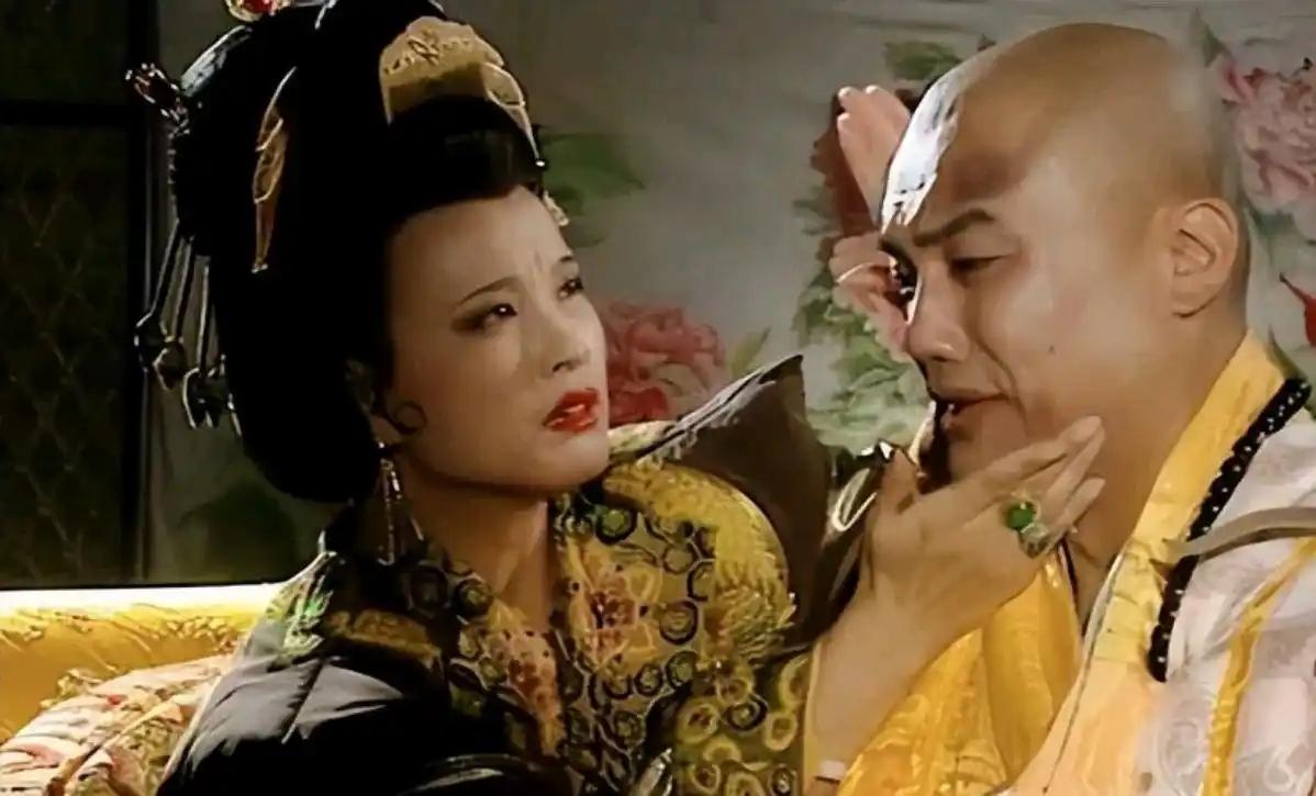 695年，72岁武则天宣32岁薛怀义共度良宵。薛怀义沐浴更衣后，急匆匆跑去寝宫，