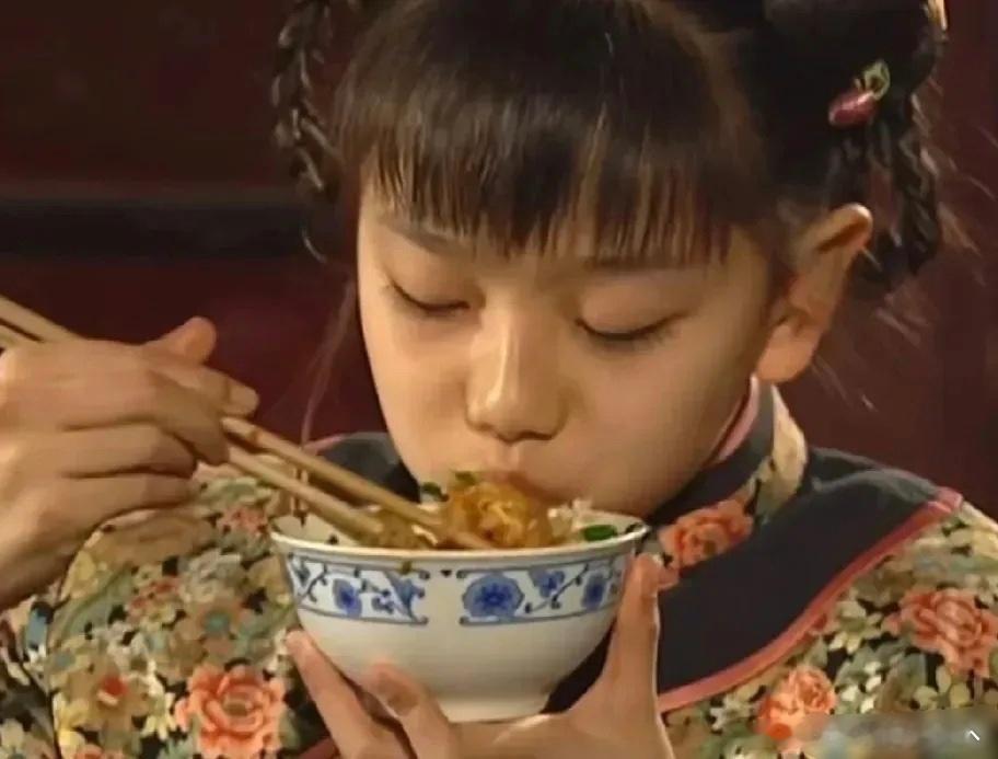 拍摄《还珠格格》时，因缺乏仿真菜，琼瑶坚持全用真菜进行拍摄。