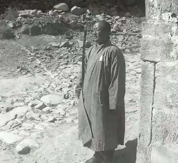 1938年，一个和尚带着几十个僧人抗日，贺龙让余秋里邀请他们加入八路军，和尚看到