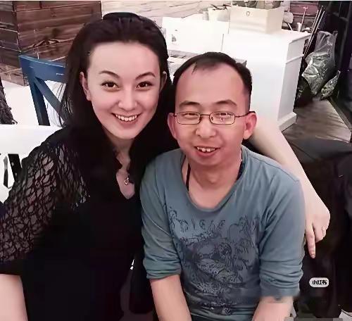 都说人不可貌相，巨兴茂就是最好的例子。他身高不到170cm，脑袋小、眼睛小，牙齿