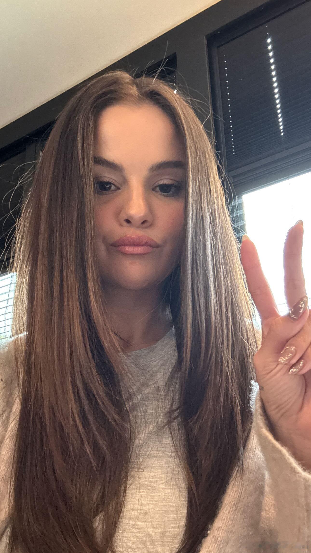 SelenaGomez赛琳娜戈麦斯晒新自拍私照，发型回归棕长直​​​