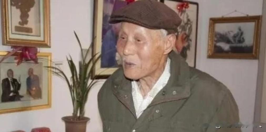 1983年，63岁老人正给领导倒水，领导低头一看，这老人竟穿着空军专用的拉练裤，