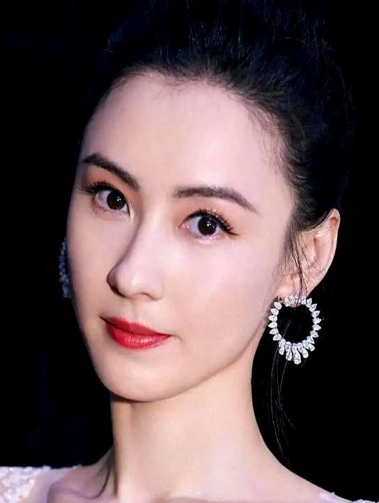 46岁的张柏芝甩出四张全素颜生图，硬生生把陈冠希和谢霆锋二十年前的旧账逼上热搜。